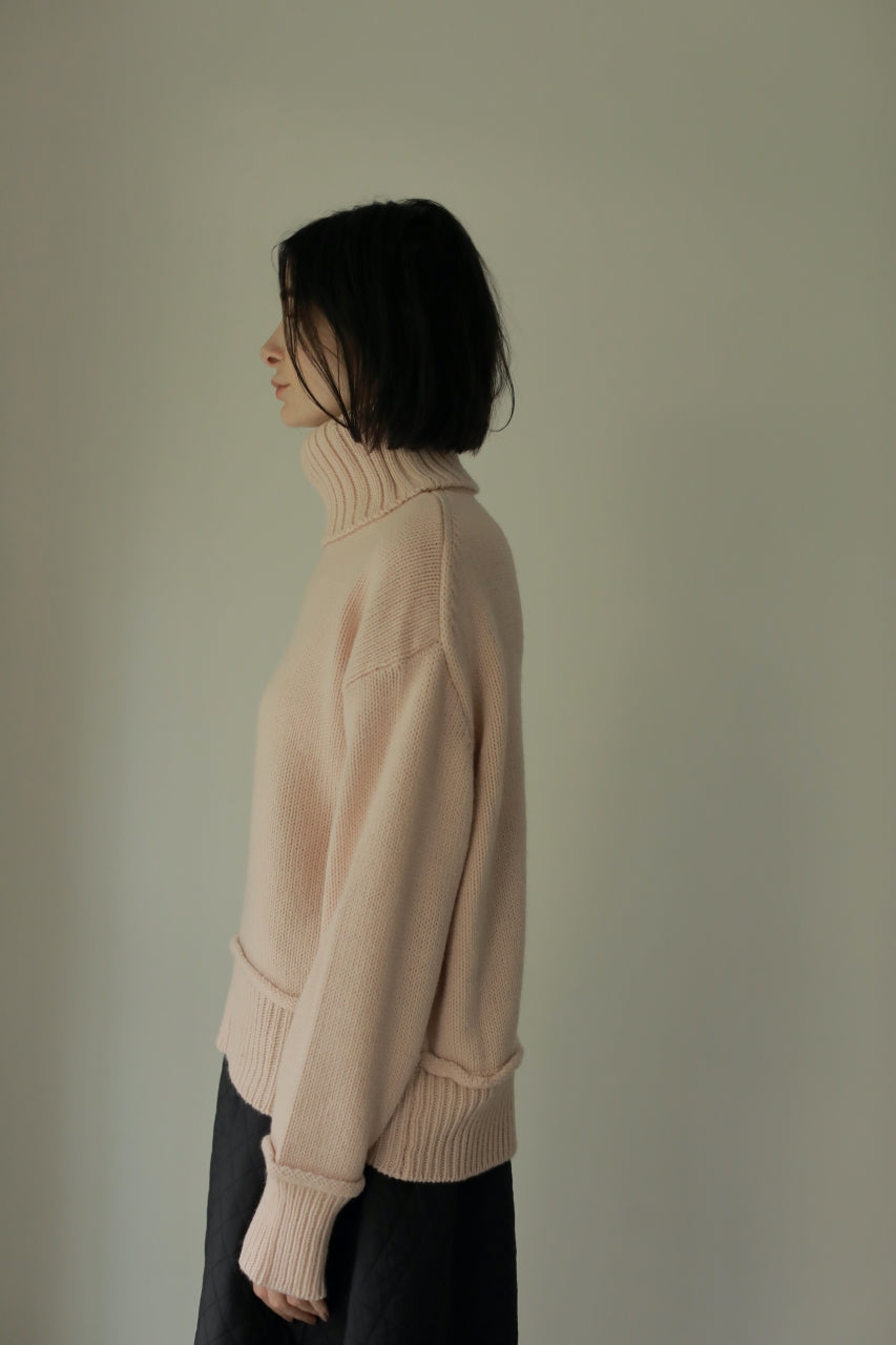 【 price down】カールデザインタートルネックニット