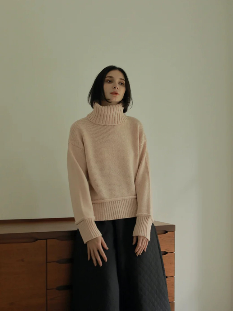 【 price down】カールデザインタートルネックニット