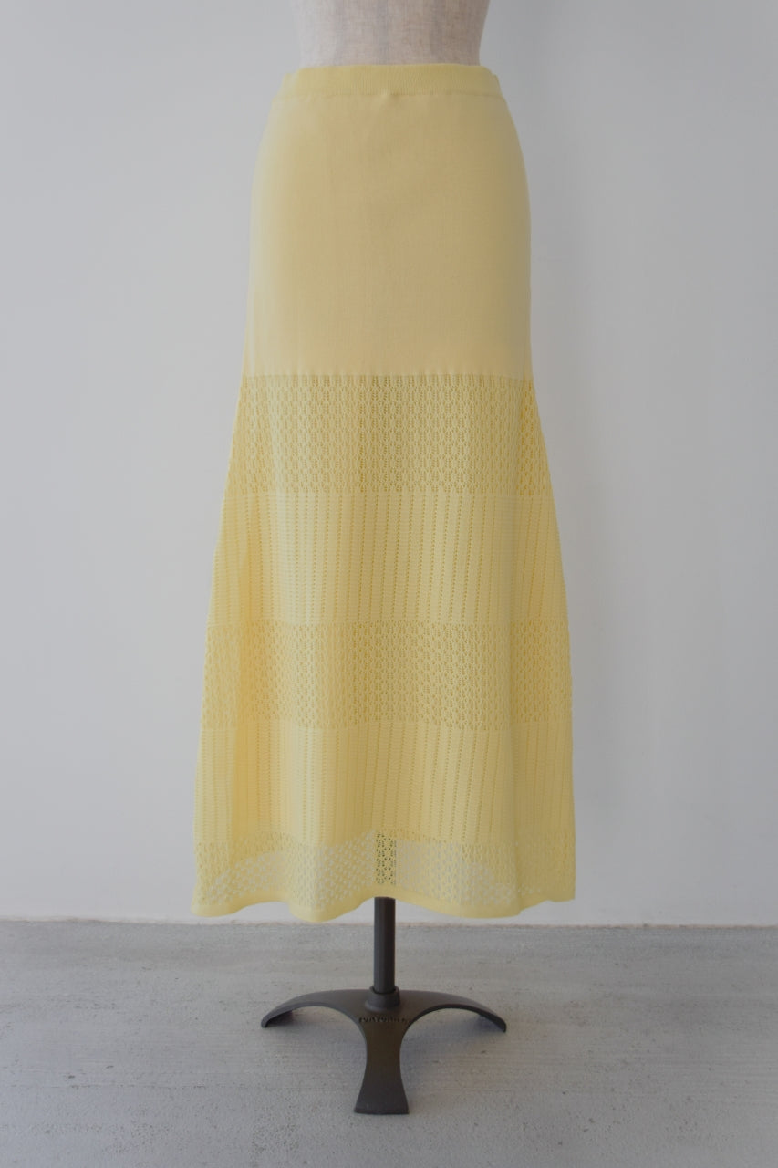 夏にぴったりイエロー（黄色）スカートニット素材で伸縮性に優れた人気のロングスカートです。