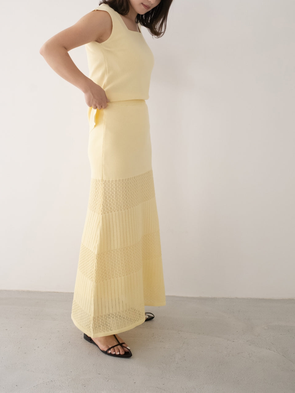 夏にぴったりイエロー（黄色）スカートニット素材で伸縮性に優れた人気のロングスカートです。